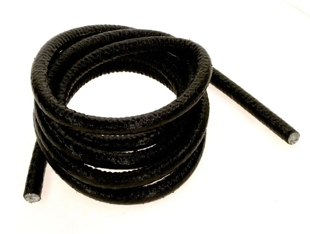 Schwarze Dichtschnur, aufgerollt, mit glatter Oberflächenstruktur. Das Produkt könnte von Bosch stammen und wird in verschiedenen Anwendungen zur Abdichtung eingesetzt.